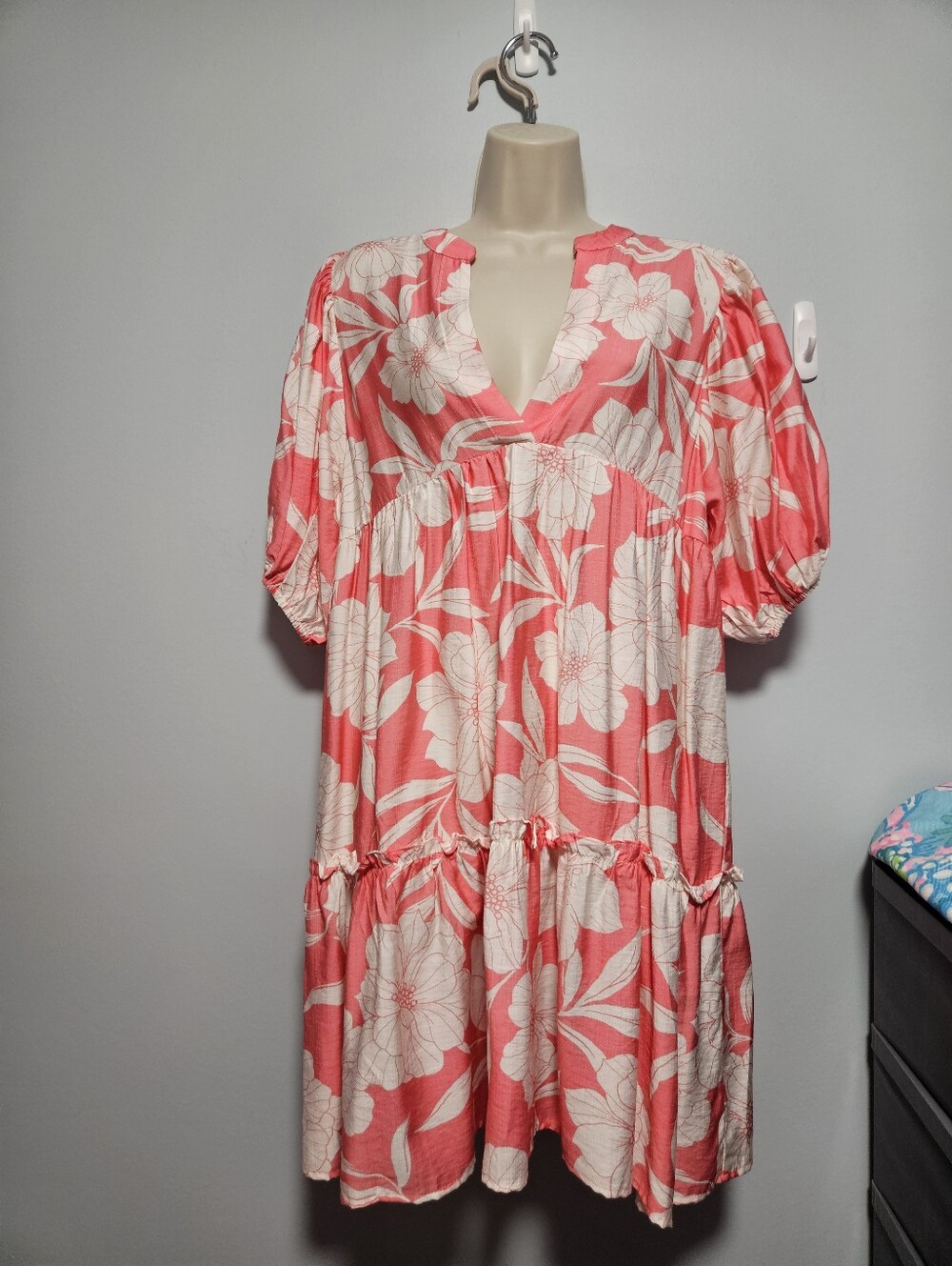 Women's Coral Floral Tiered V-Neck Dress Size Small